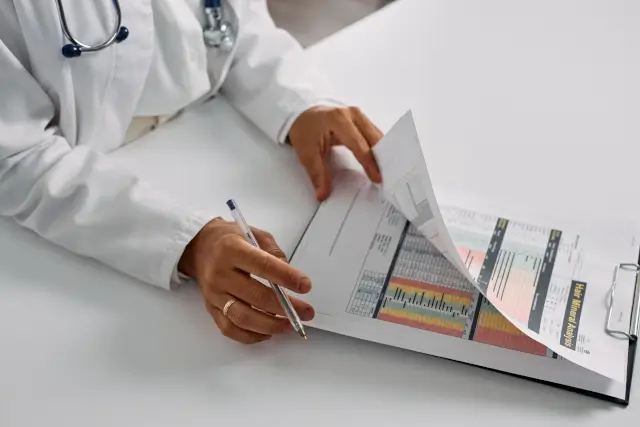 medico che verifica documenti assicurativi professionali