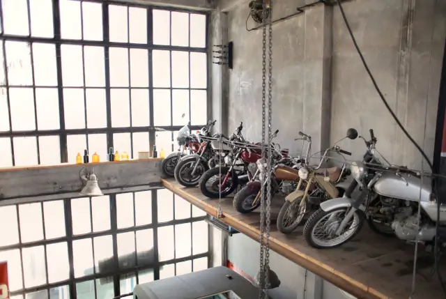 Moto tra i veicoli fermi custoditi in box durante il periodo di inutilizzo